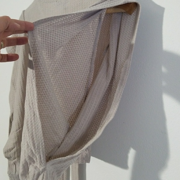 Cut Out Sleeve Crop Top - Picture 6 of 7